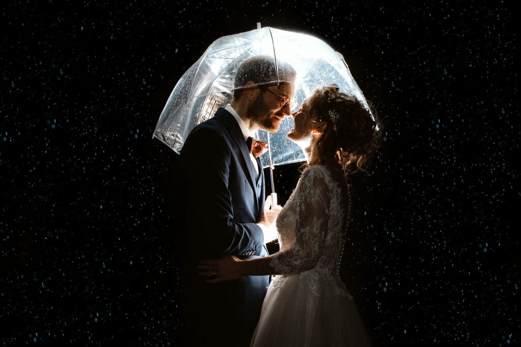 Regenfoto bei Nacht bei einer Hochzeit