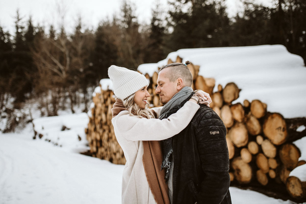 Ungestellte Paarfotos im Schnee