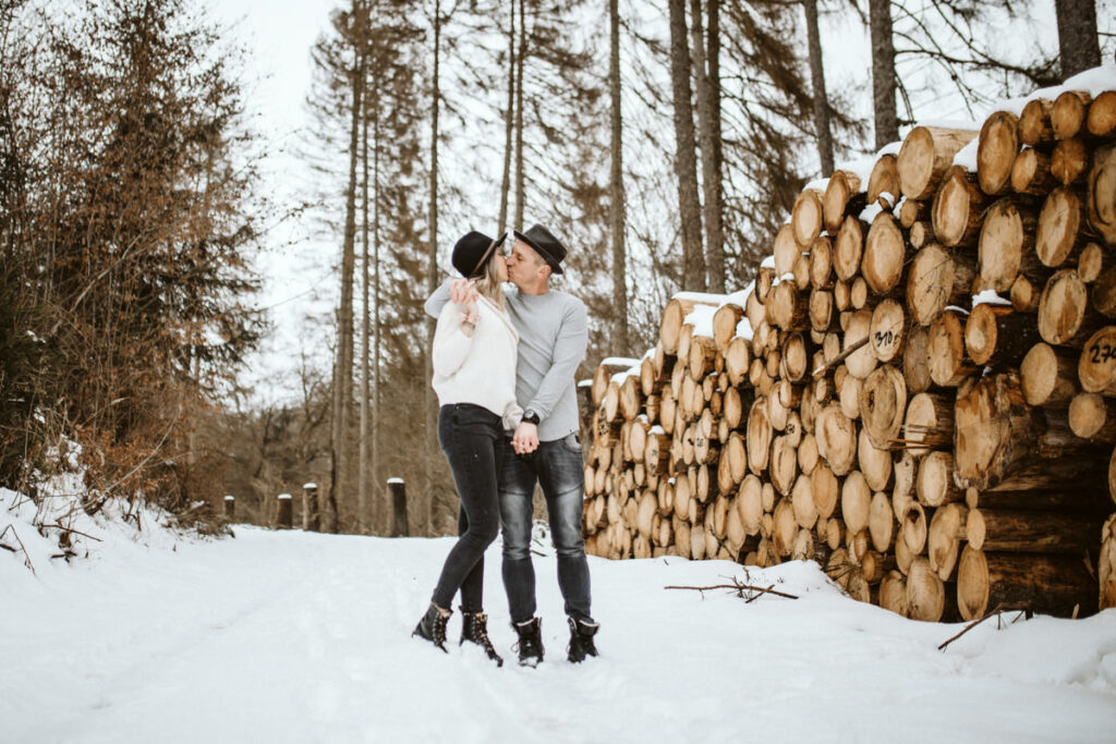 Schneefoto im Wald vom Portraitfotografen