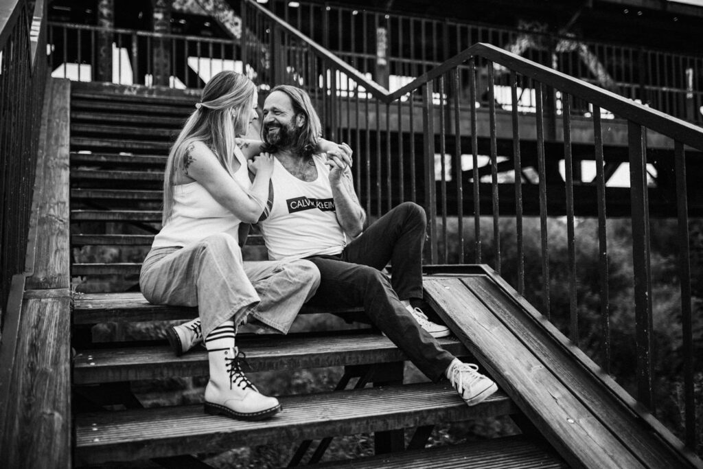 Paarshooting auf Eisenbahnbrücke im urbanen Stil