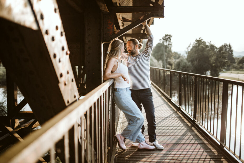 Urbanes Paarshooting an Eisenbahnbrücke