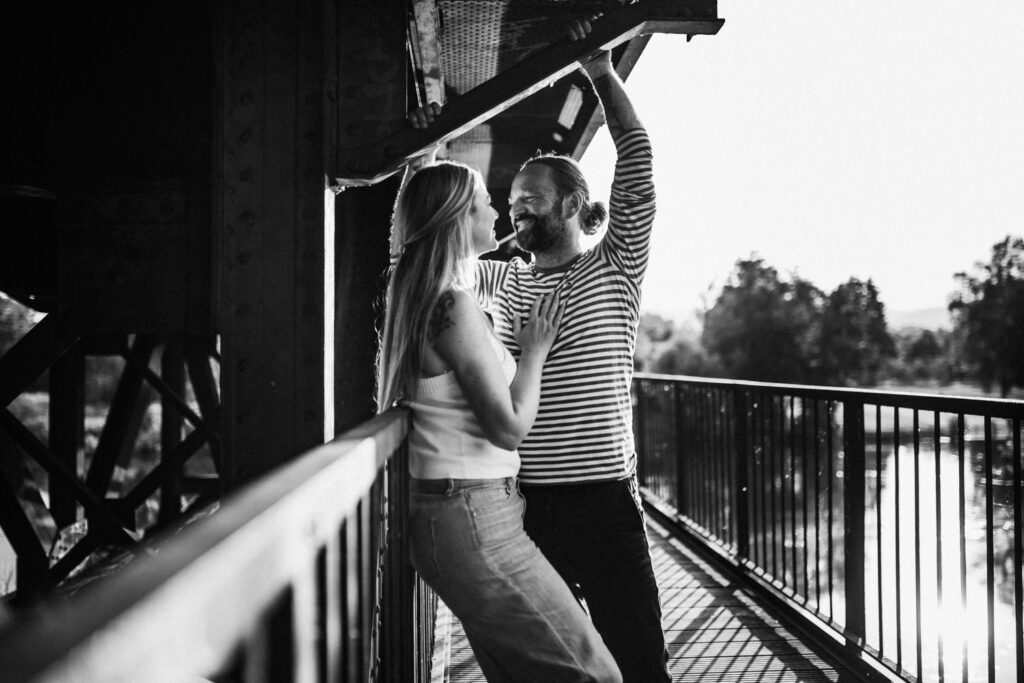 Paarshooting in Schwarzweiss an Eisenbahnbrücke