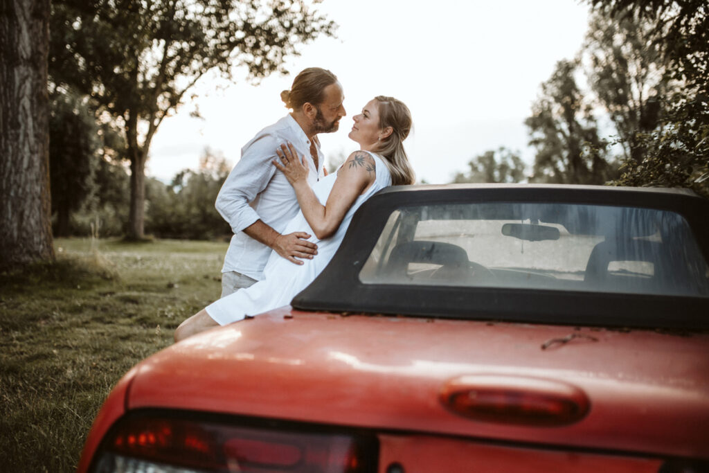 Paarshooting im Sonnenuntergang im Sommer