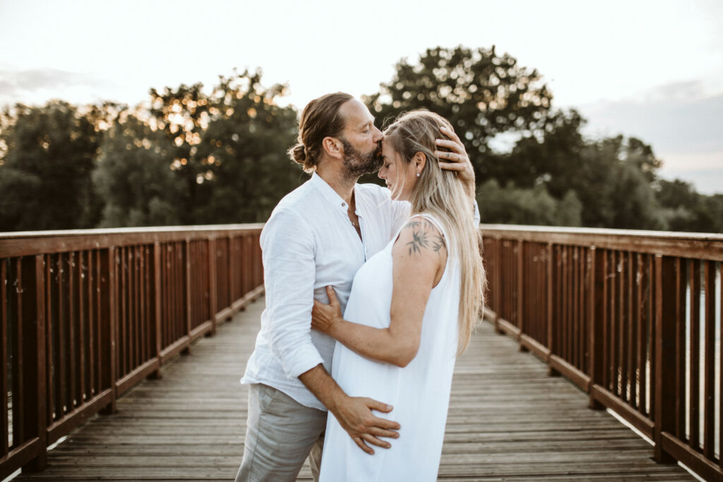 Paarshooting im Sommer im Sonnenuntergang