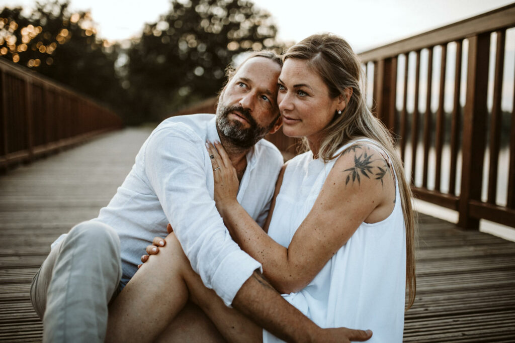 Paarshooting auf einer Brücke auf dem Bugagelände