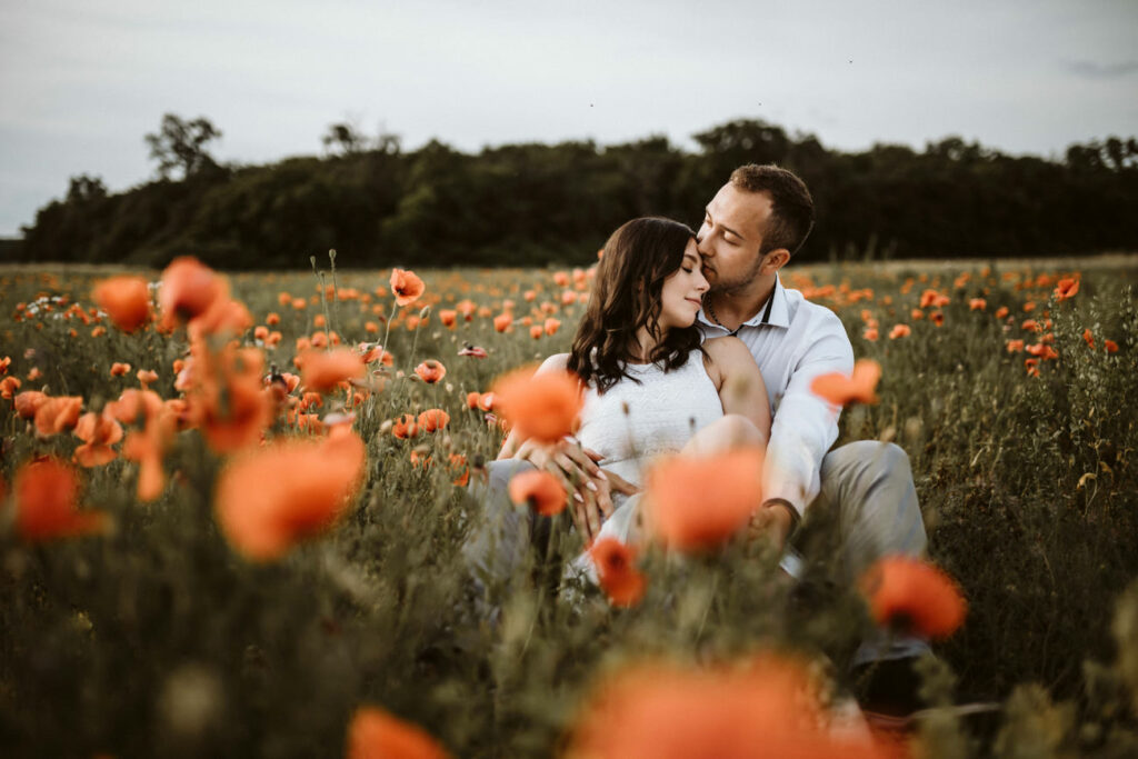 Authentisches Paarfoto im Mohn