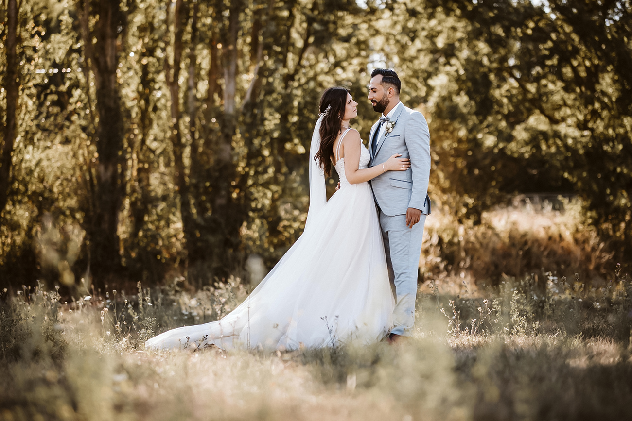 Hochzeitsfoto im Sonnenlicht in Ahnatal