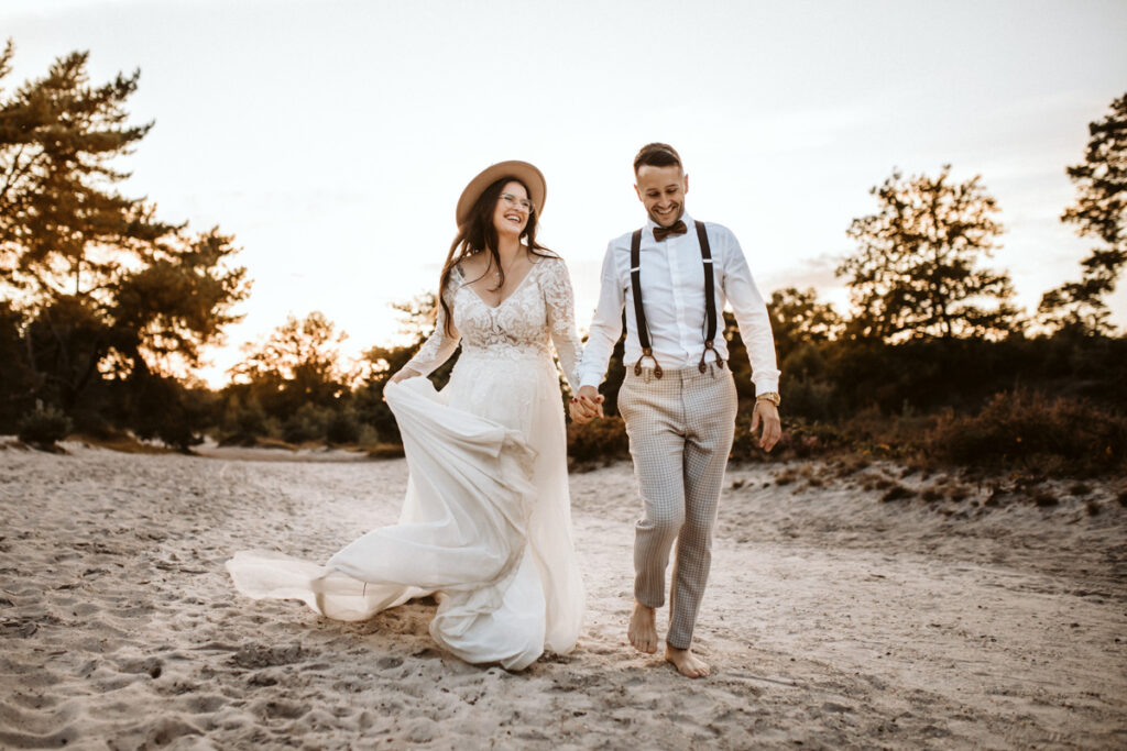 Natürliche und angestellte Hochzeitsfotos