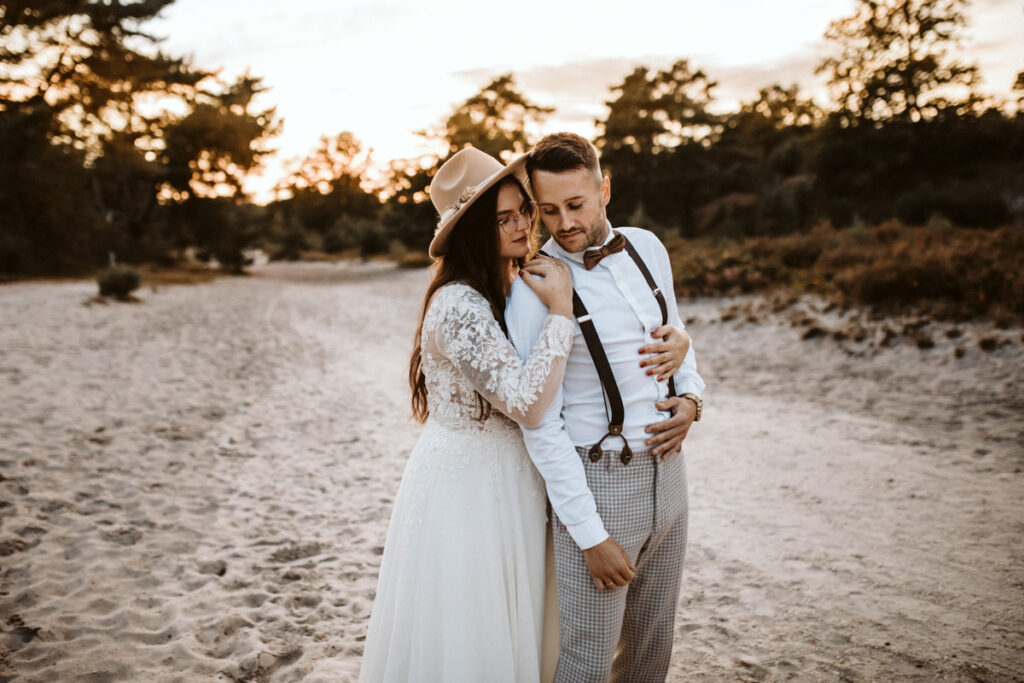 Ungestelltes Brautpaarshooting im Sonnenuntergang