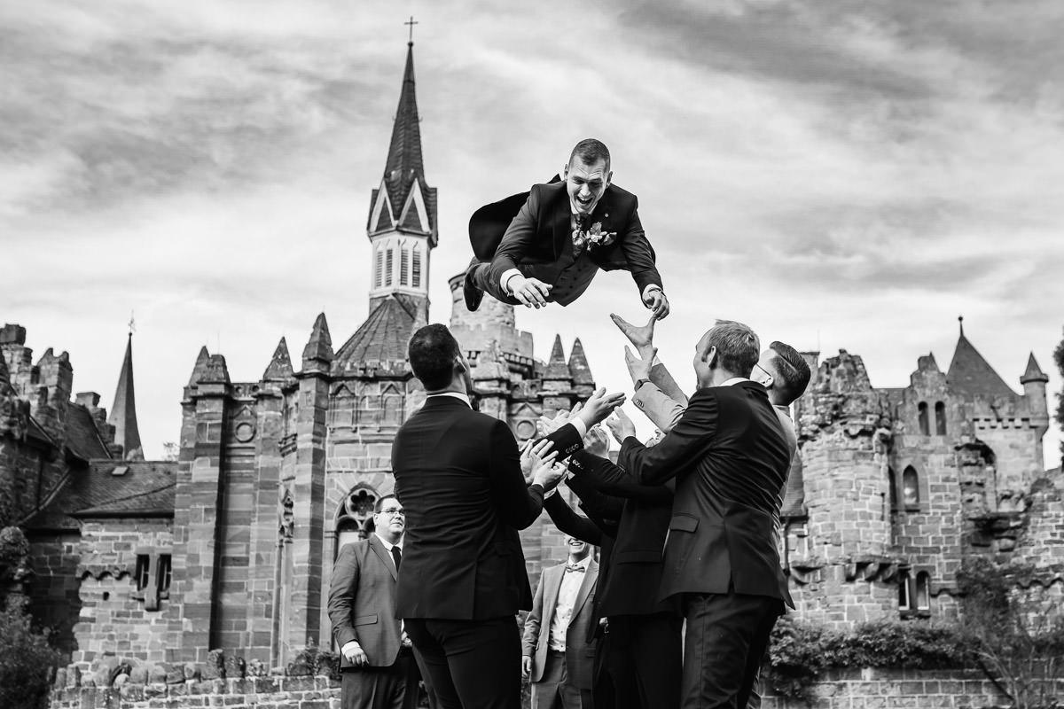 Hochzeitsreportage fliegender Bräutigam