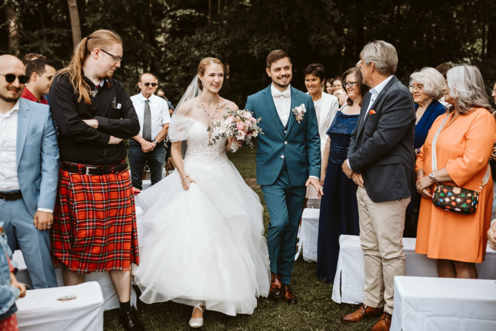 Brautpaareinzug Freie Trauung Landhotel Waldhaus