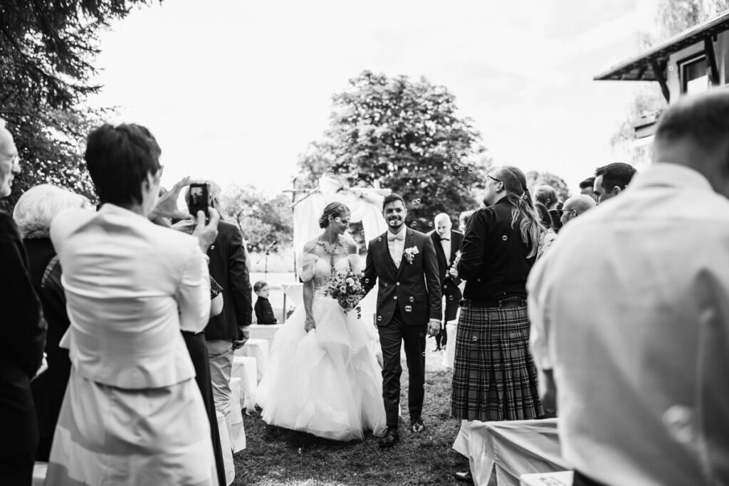 Brautpaarauszug Schwarzweiß Hochzeitsfotografie