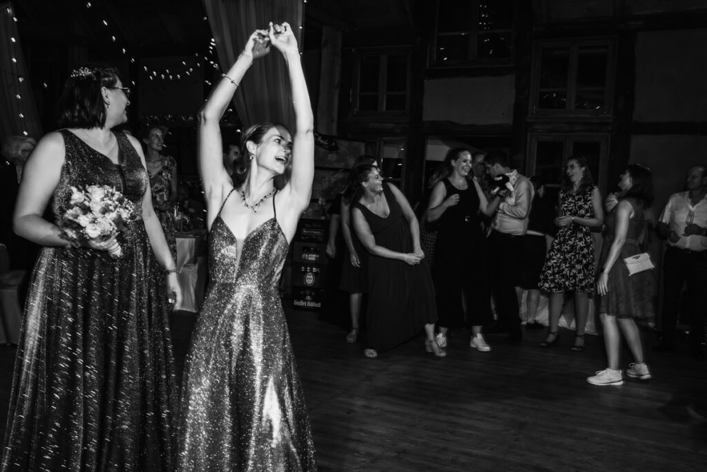 Brautstraußwurf Monochrom Hochzeitsfotografie