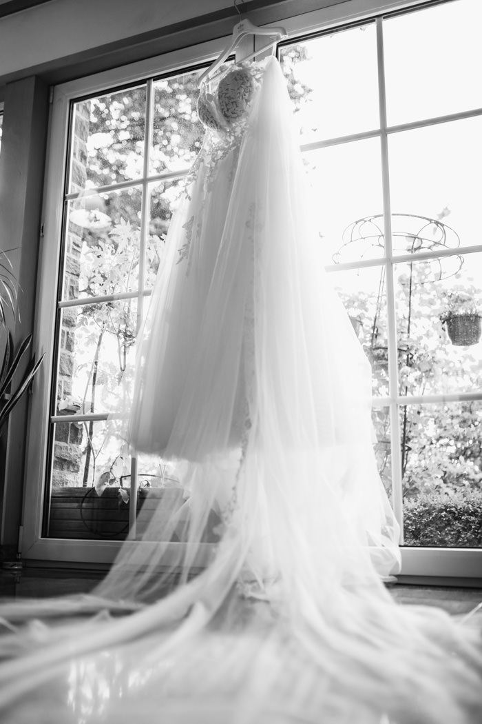 61-brautkleid-schwarzweiss-gettingready
