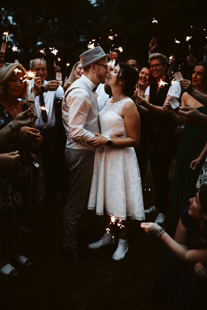 Hochzeitsfotografie mit Wunderkerzen Brautpaar