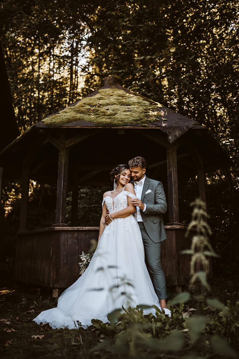 Hochzeitsfotografin auf Hochzeit im Flur Biohotel