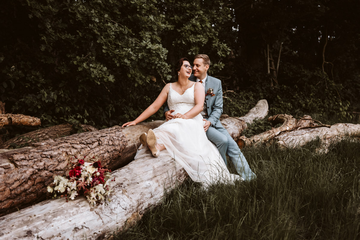 Brautpaar mit Brautsrauß in der Natur