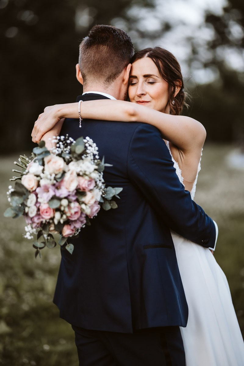 Hochzeitsfoto mit emotionaler Umarmung