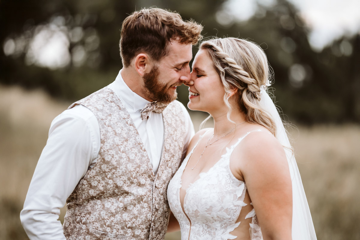 Verliebtes Brautpaar auf ihrer Sommerhochzeit